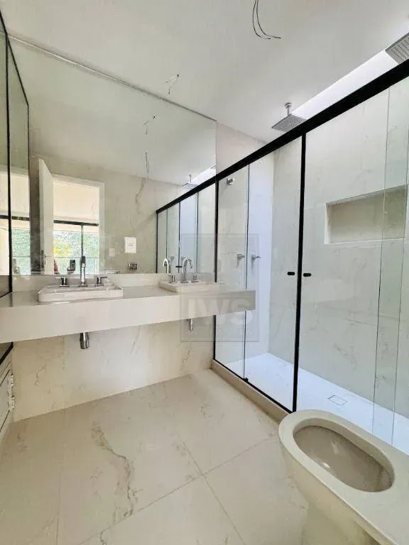 Modern house with 5 en-suite bedrooms and air conditioning — photo 28