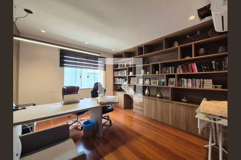 Home office in a 4-bedroom house, 373 m² — photo 9