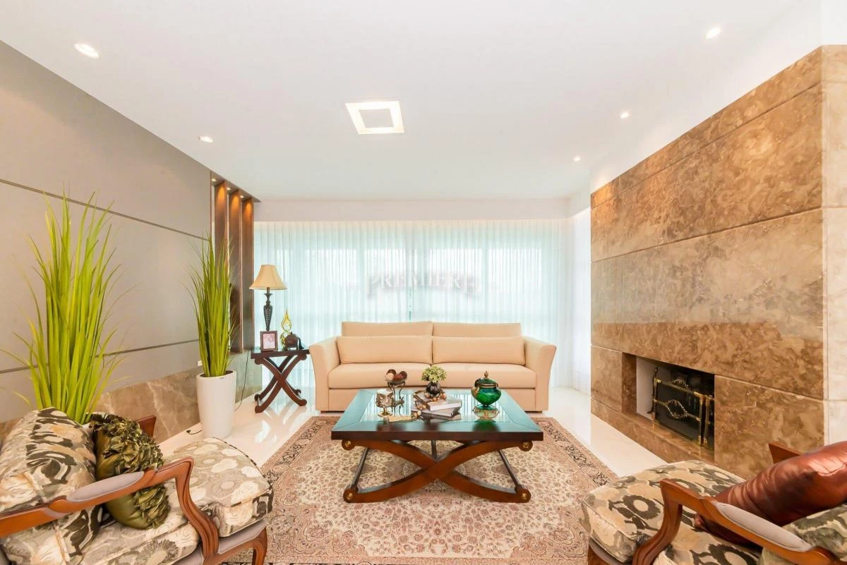 Apartment with 4 bedrooms and 5 baths, with a balcony