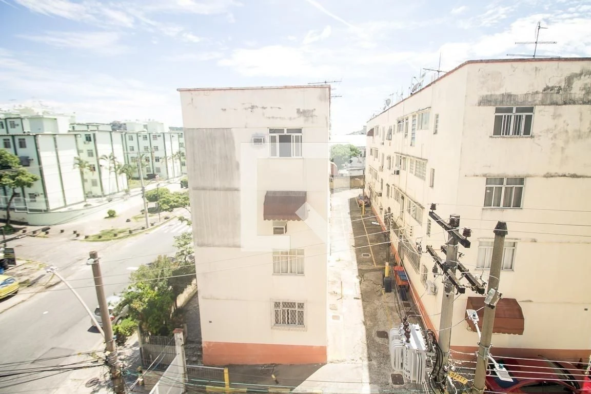 2-bedroom apartment in a building with a pool — photo 29