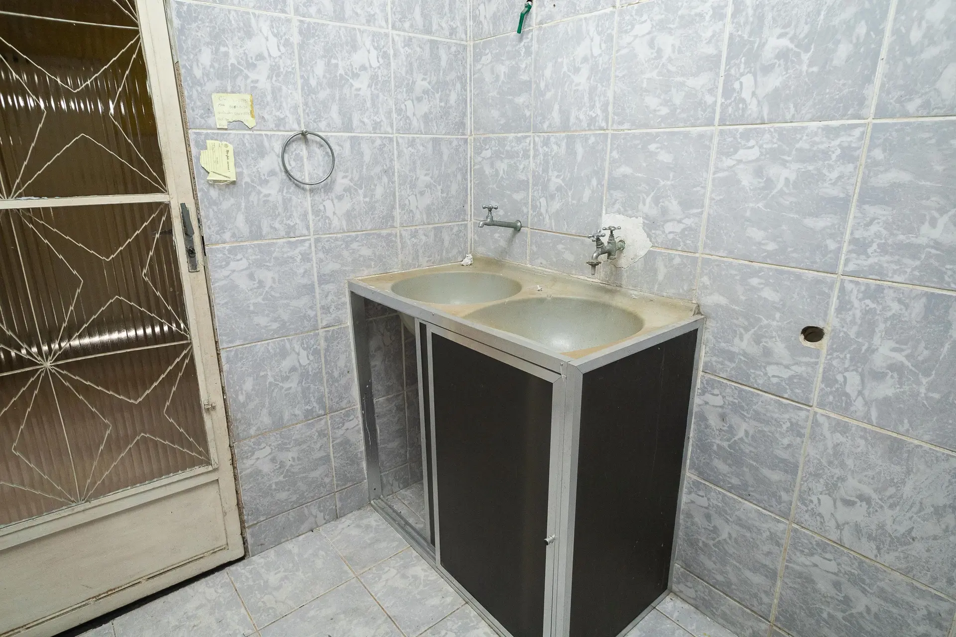 House with 3 bedrooms, 1 en-suite, and private yard — photo 22