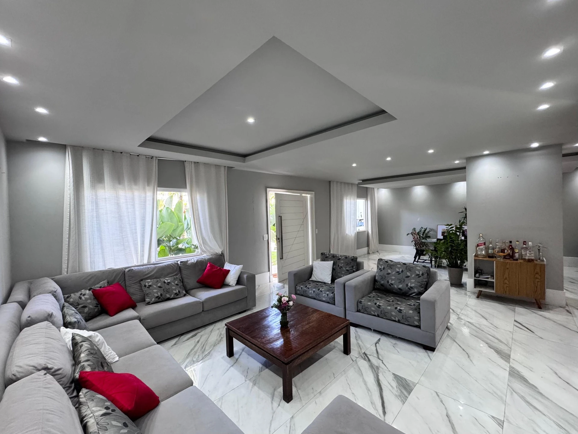 Furnished house with 4 en-suites and 6 bathrooms
