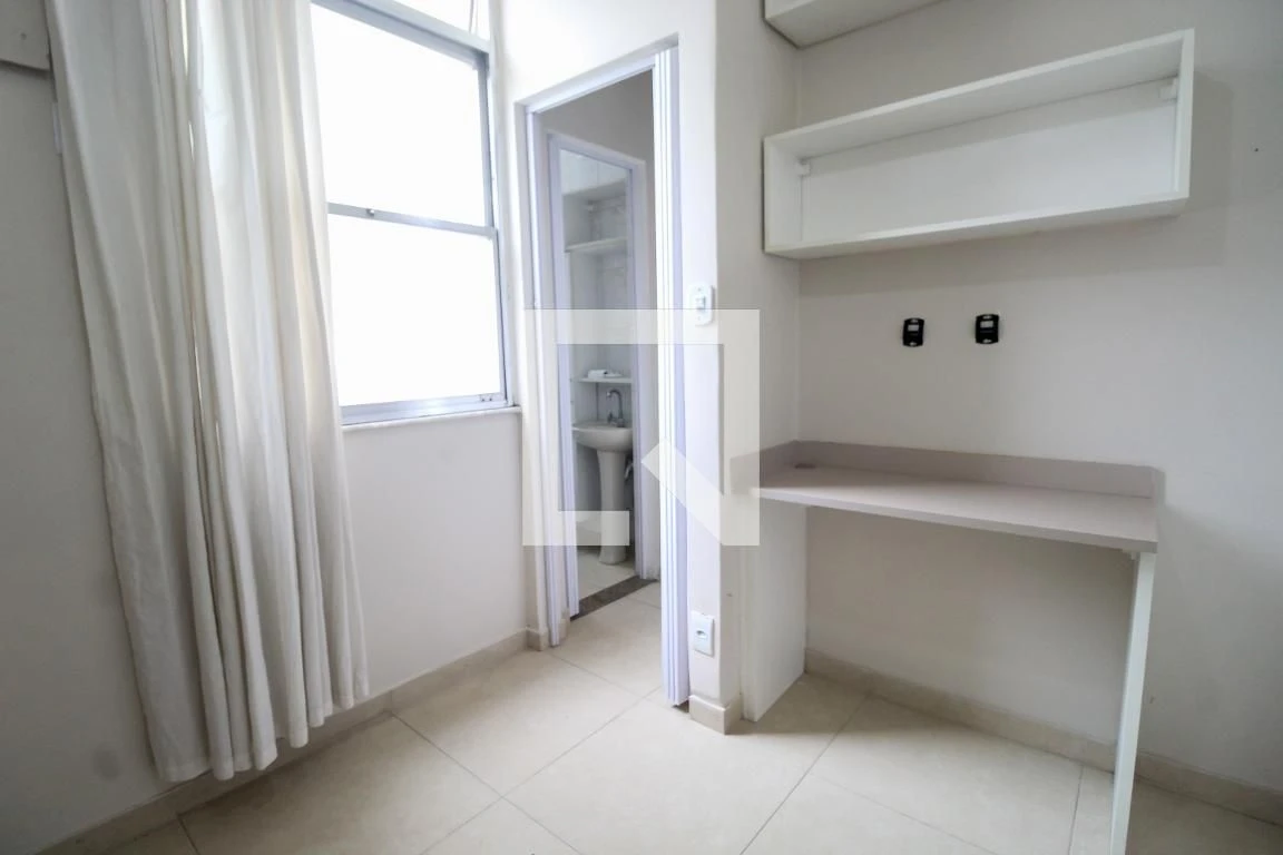 Unfurnished 1-bedroom apartment with a private BBQ area — photo 7
