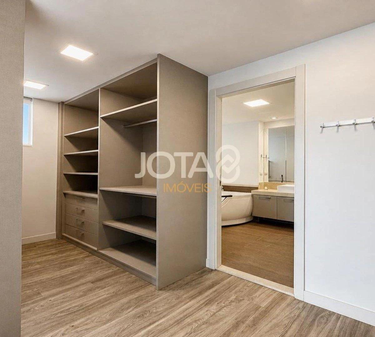 Bañera y 4 dormitorios: departamento de 323 m² — photo 14