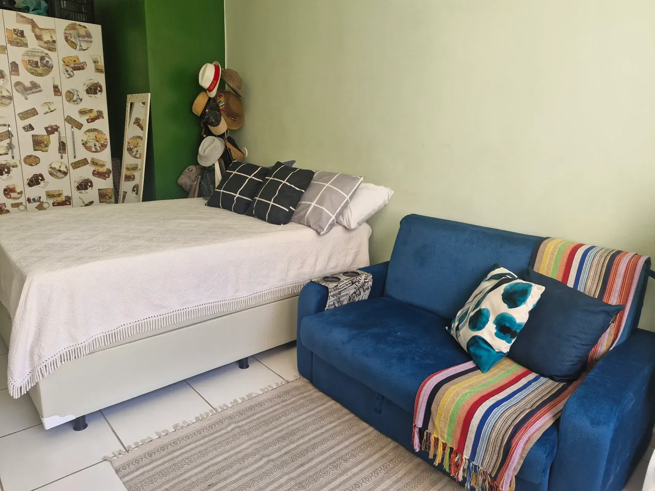 Furnished studio apartment with compact gas kitchenette — photo 3