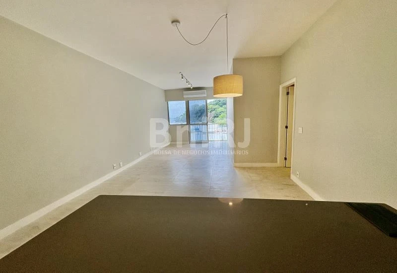 Furnished apartment, 121 m², with a glass-enclosed balcony