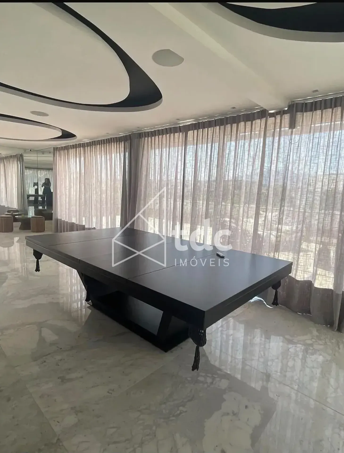 Bathtub in a 5-bedroom house, 900 m² — photo 17