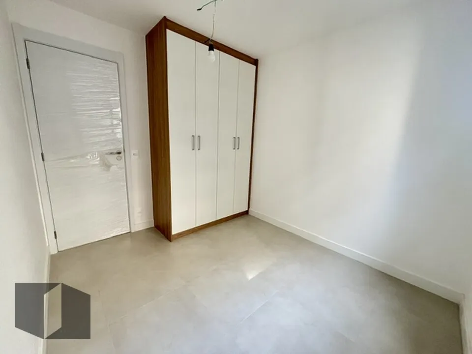 3-bedroom apartment with balcony and city view — photo 5