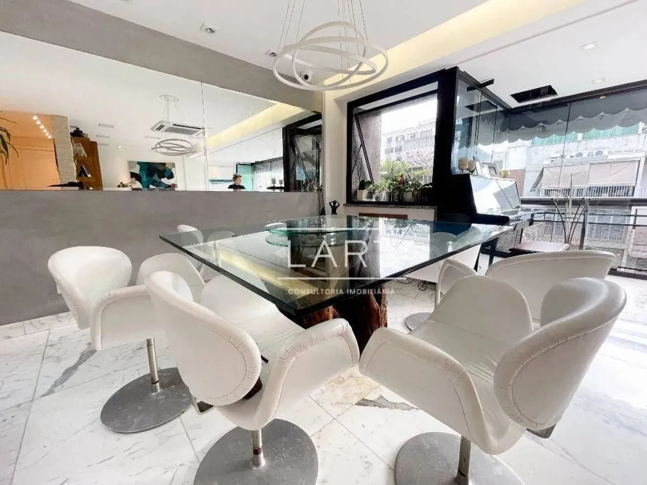 4-bedroom penthouse-style home with 324 m² kitchen — photo 16