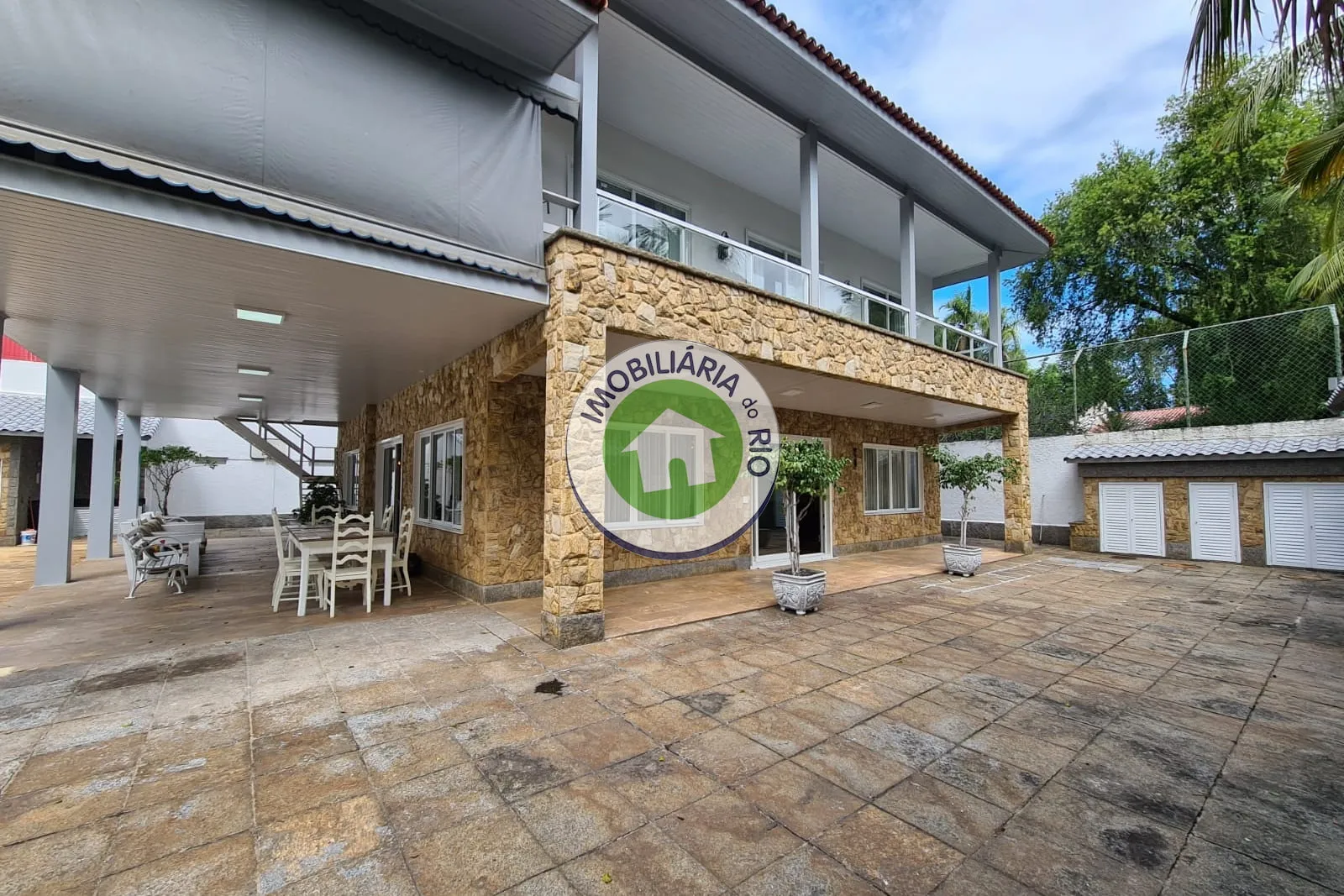 House with 5 bedrooms and 5 bathrooms plus 4 parking spaces — photo 49