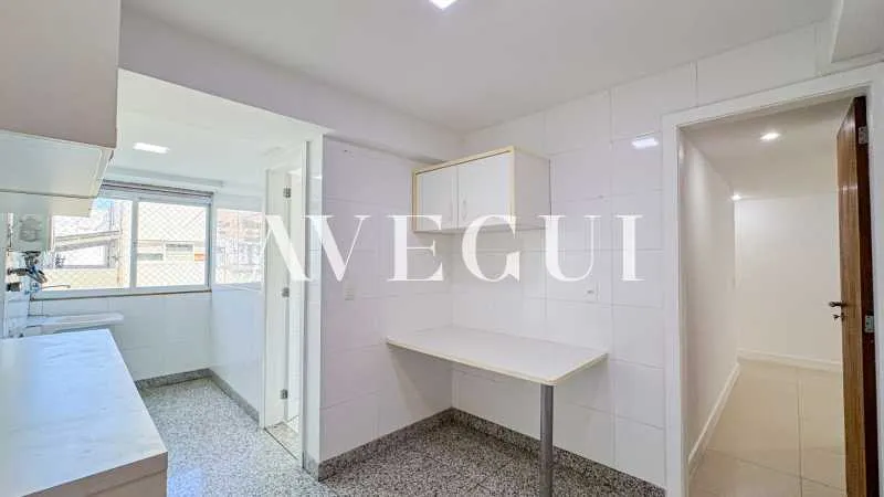 197 m² apartment with 4 bedrooms and a glass balcony — photo 28