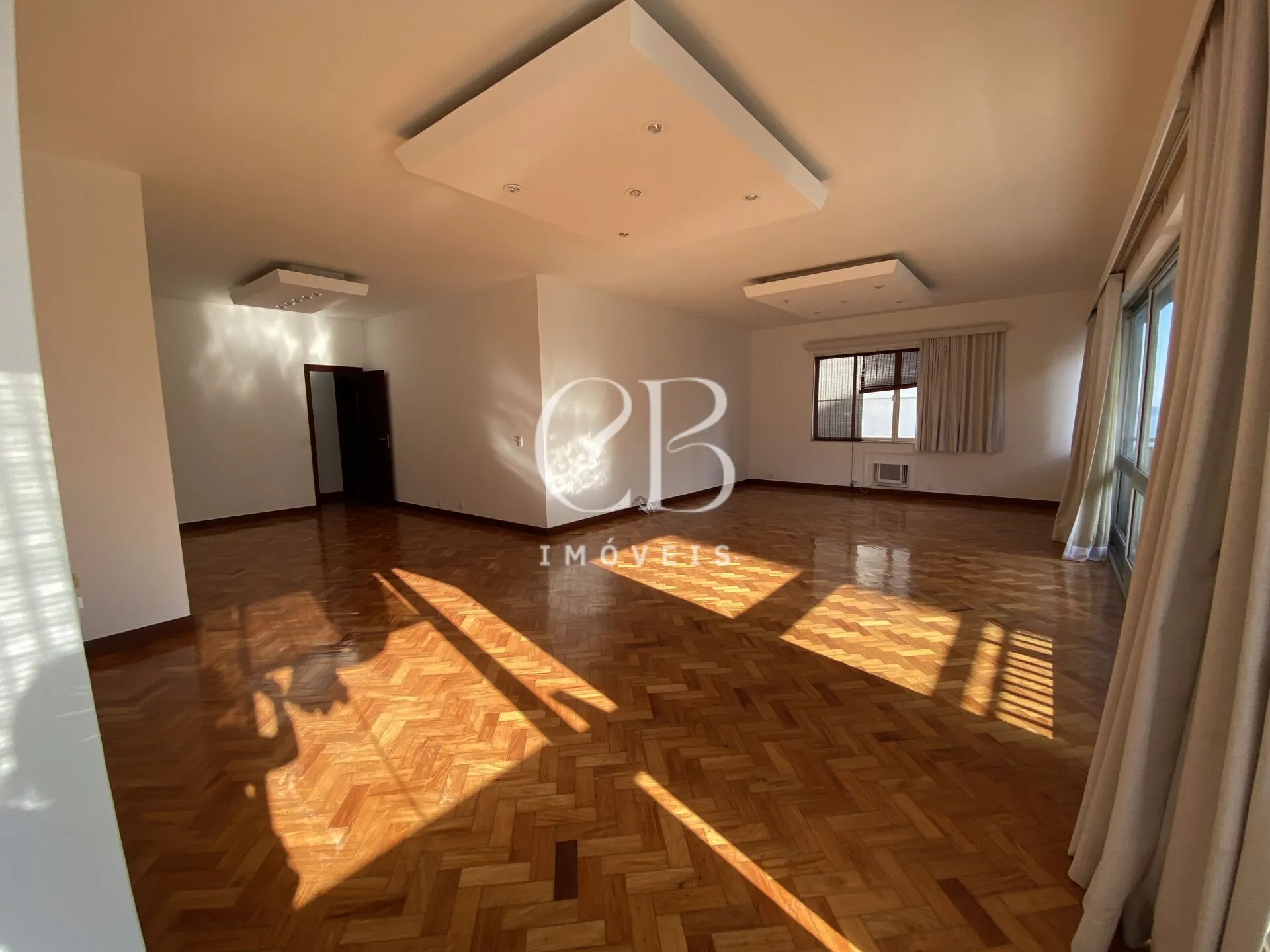 Apartment with 4 bedrooms and a glass-enclosed balcony — photo 53