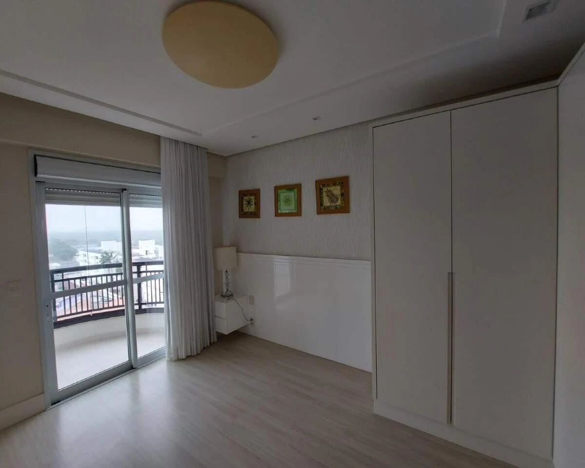 Квартира 149 м² с застеклённым балконом и грилем на балконе — photo 8