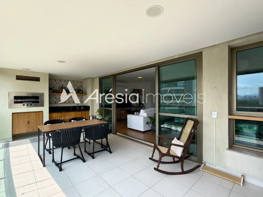 Balcony with a grill in a 4-bedroom apartment, 178 m² — photo 7