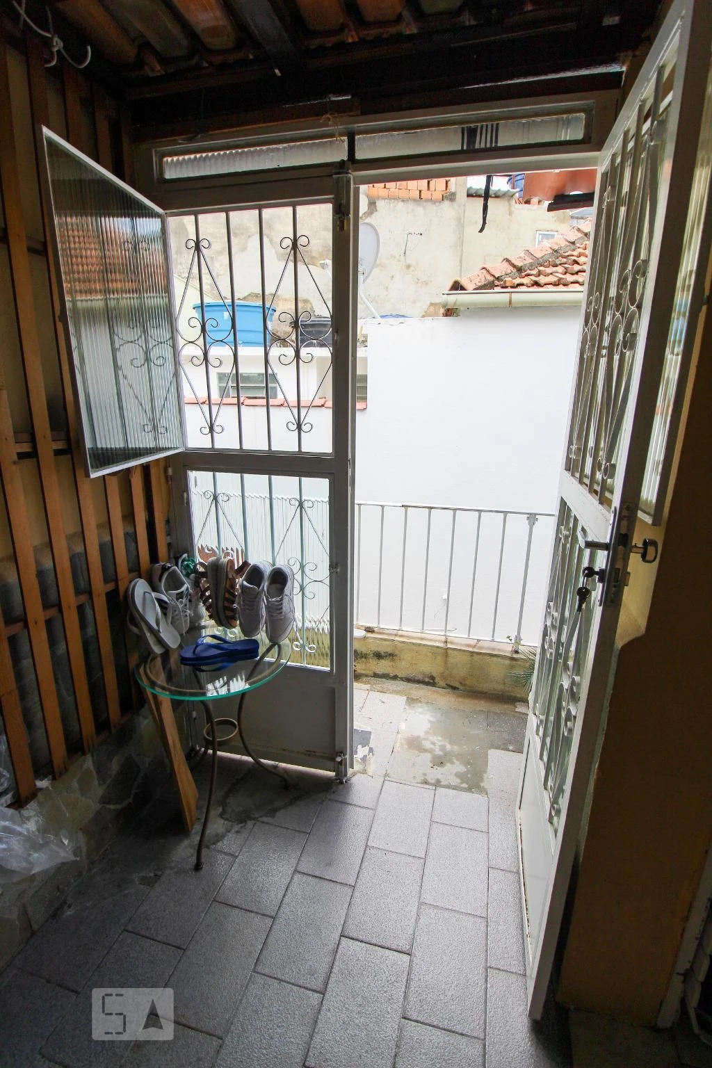 Furnished 2-bedroom apartment with balcony and laundry area — photo 31
