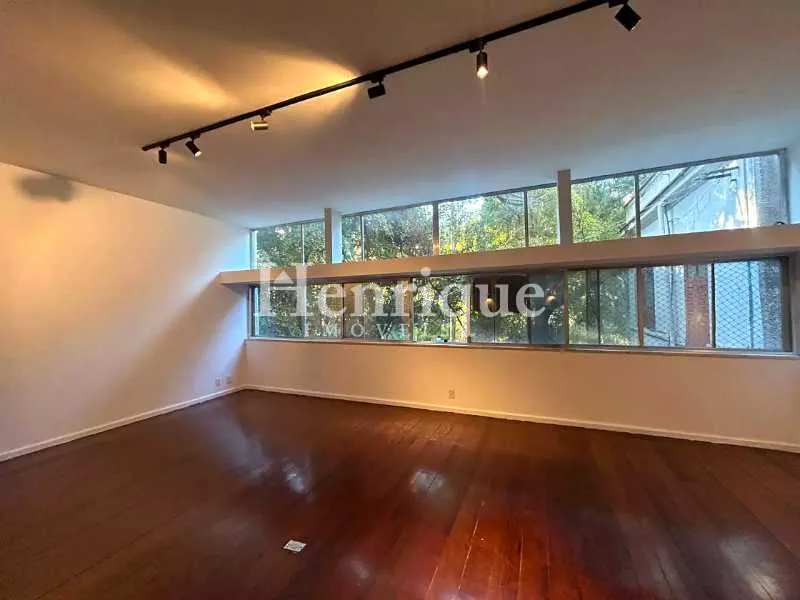 Apartment, 170 m², with wood or laminate floors — photo 17