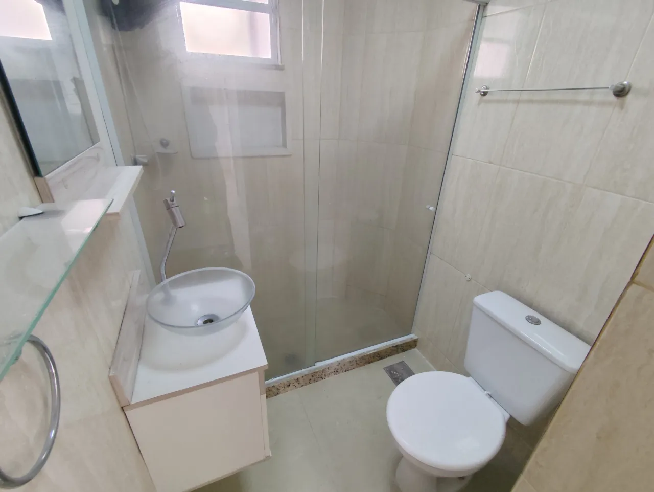 Apartment with 2 bedrooms and a glass shower enclosure — photo 6