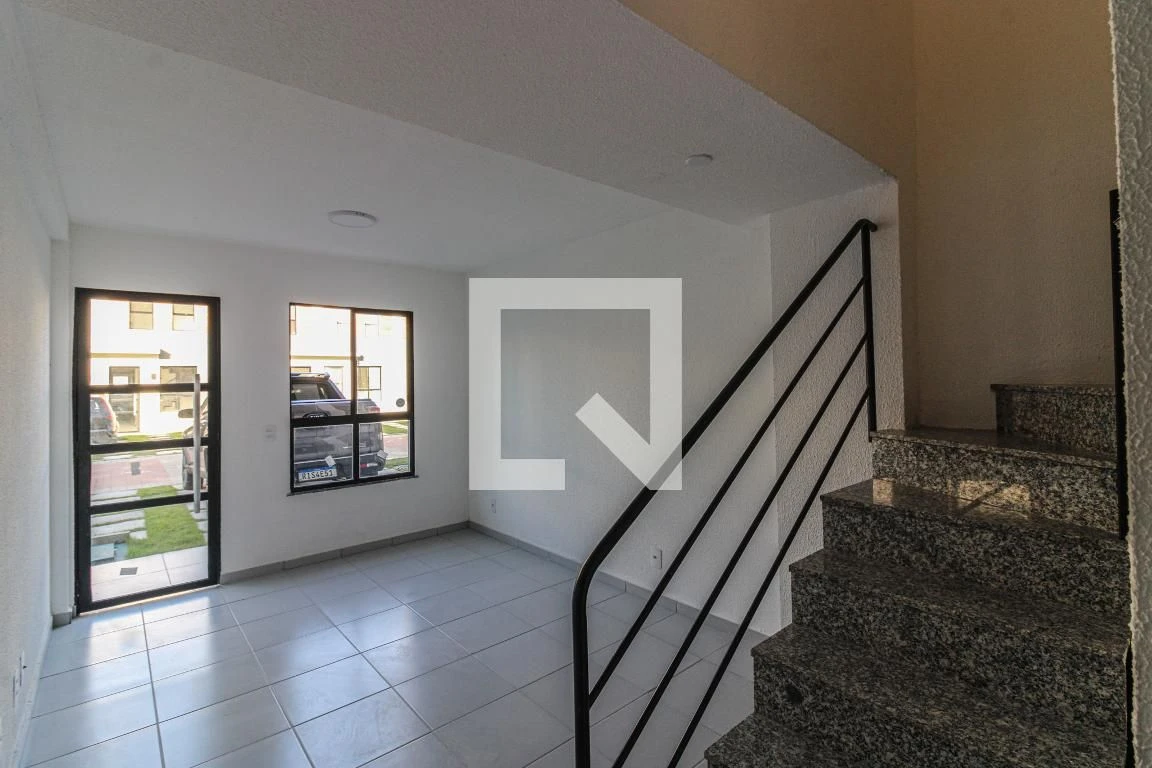 Unfurnished 2-bedroom house with private garden