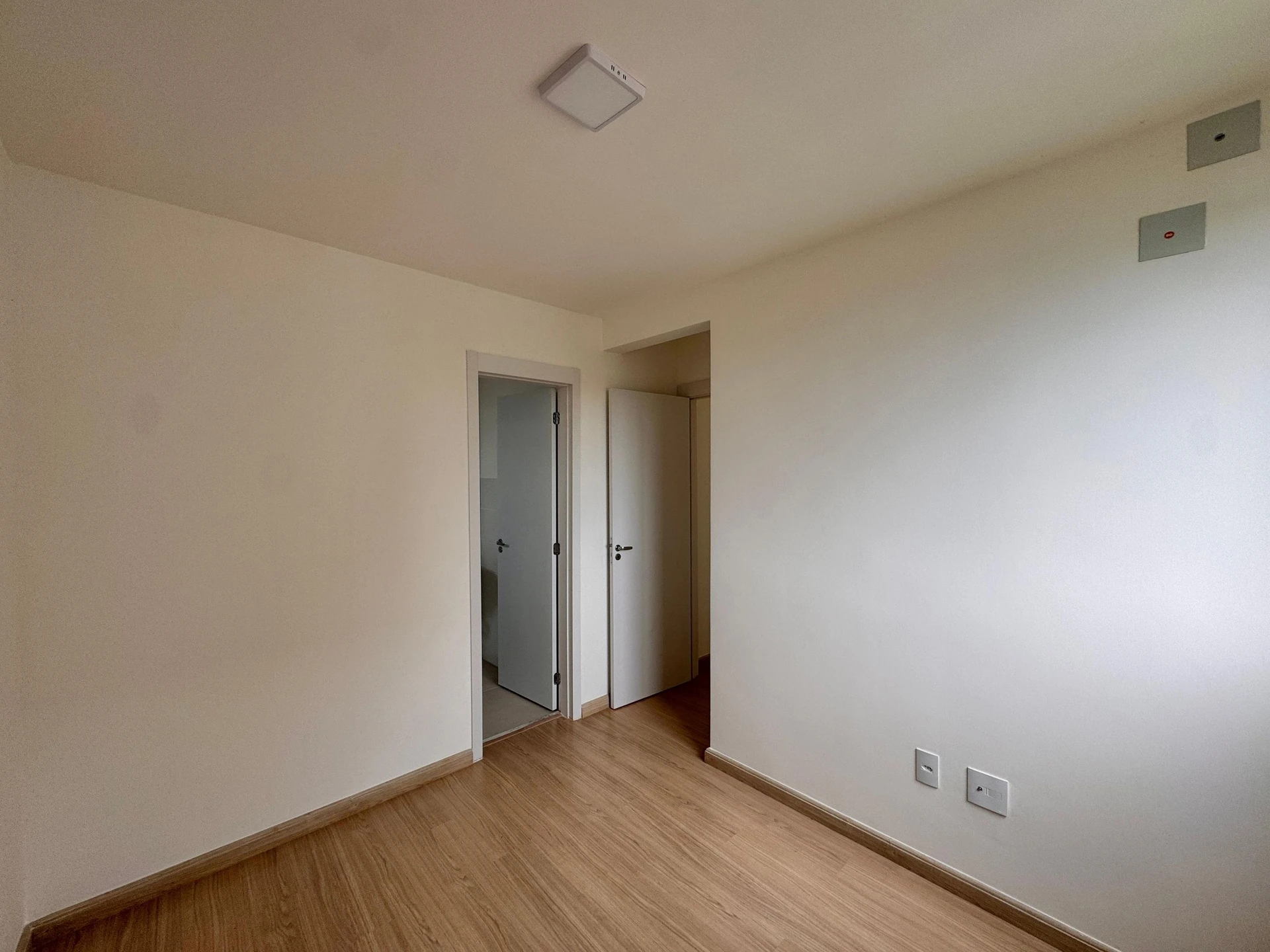 Apartamento sem mobília com 2 quartos e varanda — photo 19