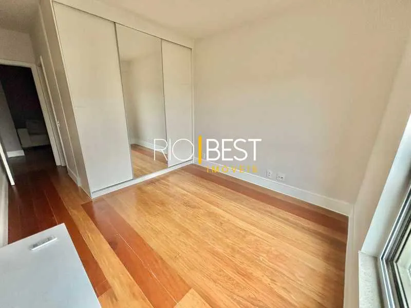 Apartment with 4 bedrooms and a glassed-in balcony — photo 23