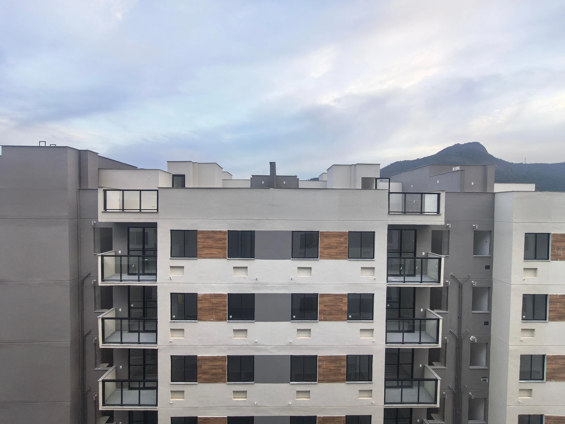 2-bedroom apartment with balcony and glass-enclosed shower — photo 7