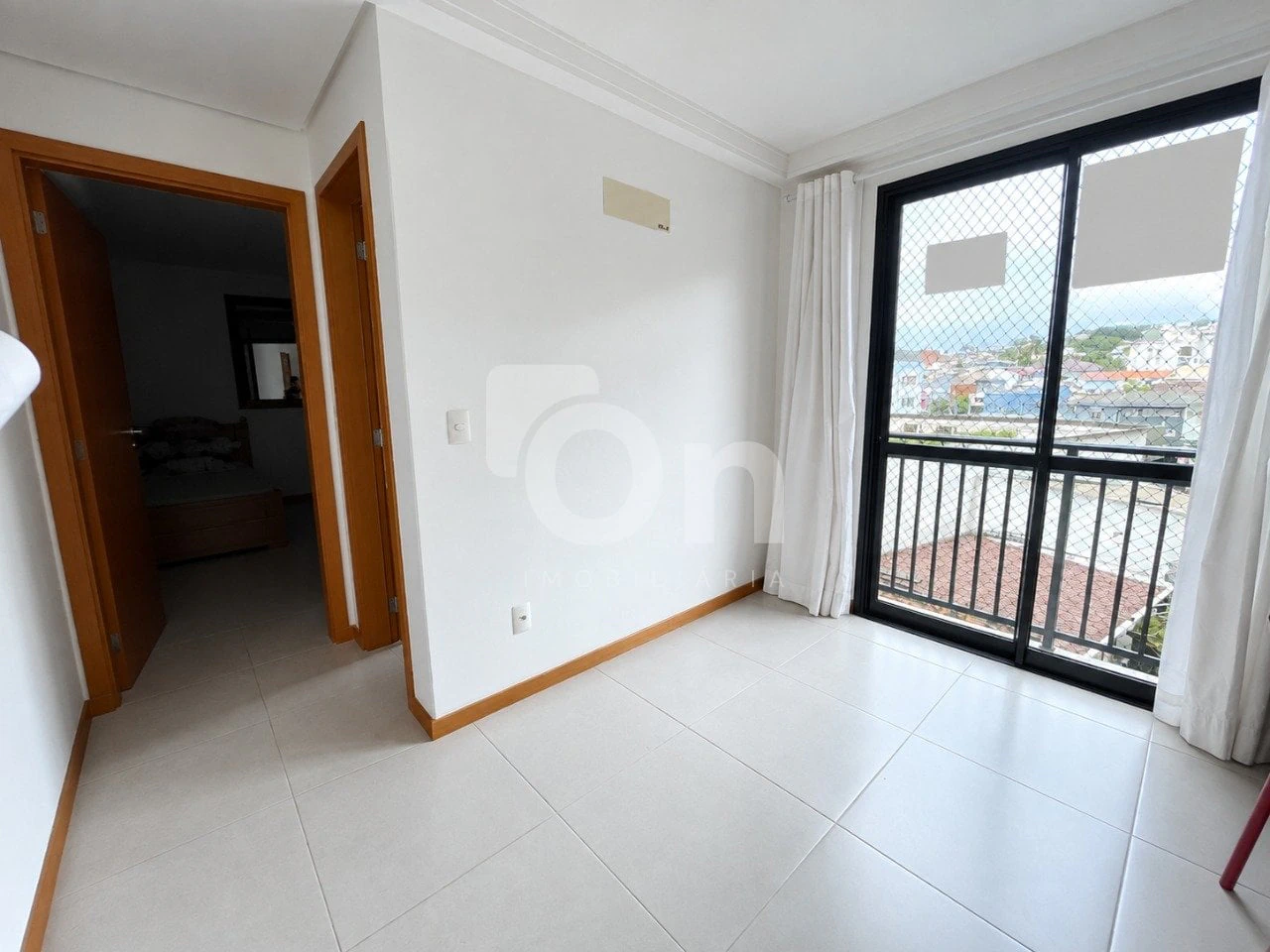 One-bedroom apartment with a mountain view in Florianópolis — photo 13