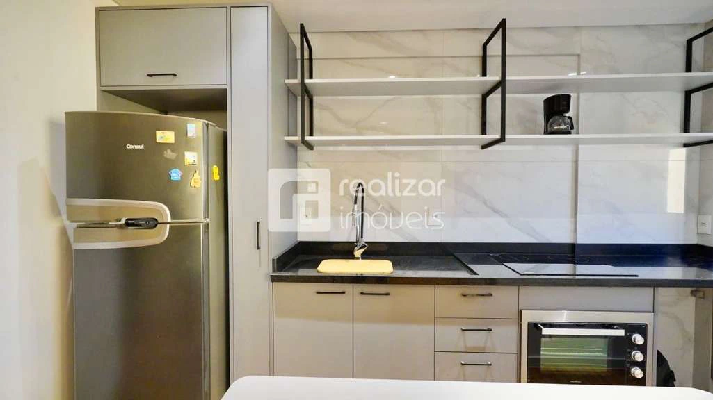 Furnished 1-bedroom apartment with an open-plan kitchen — photo 2