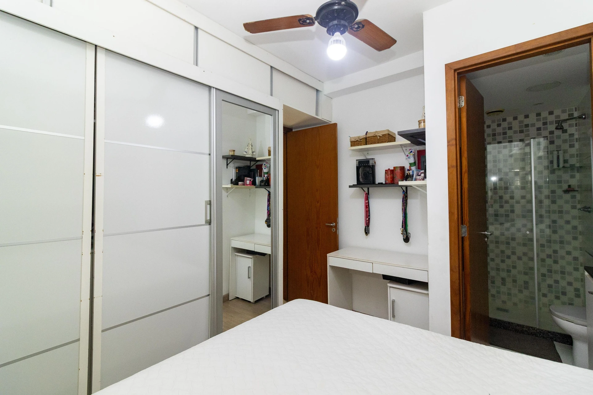 Furnished 2-bedroom apartment with balcony — photo 35