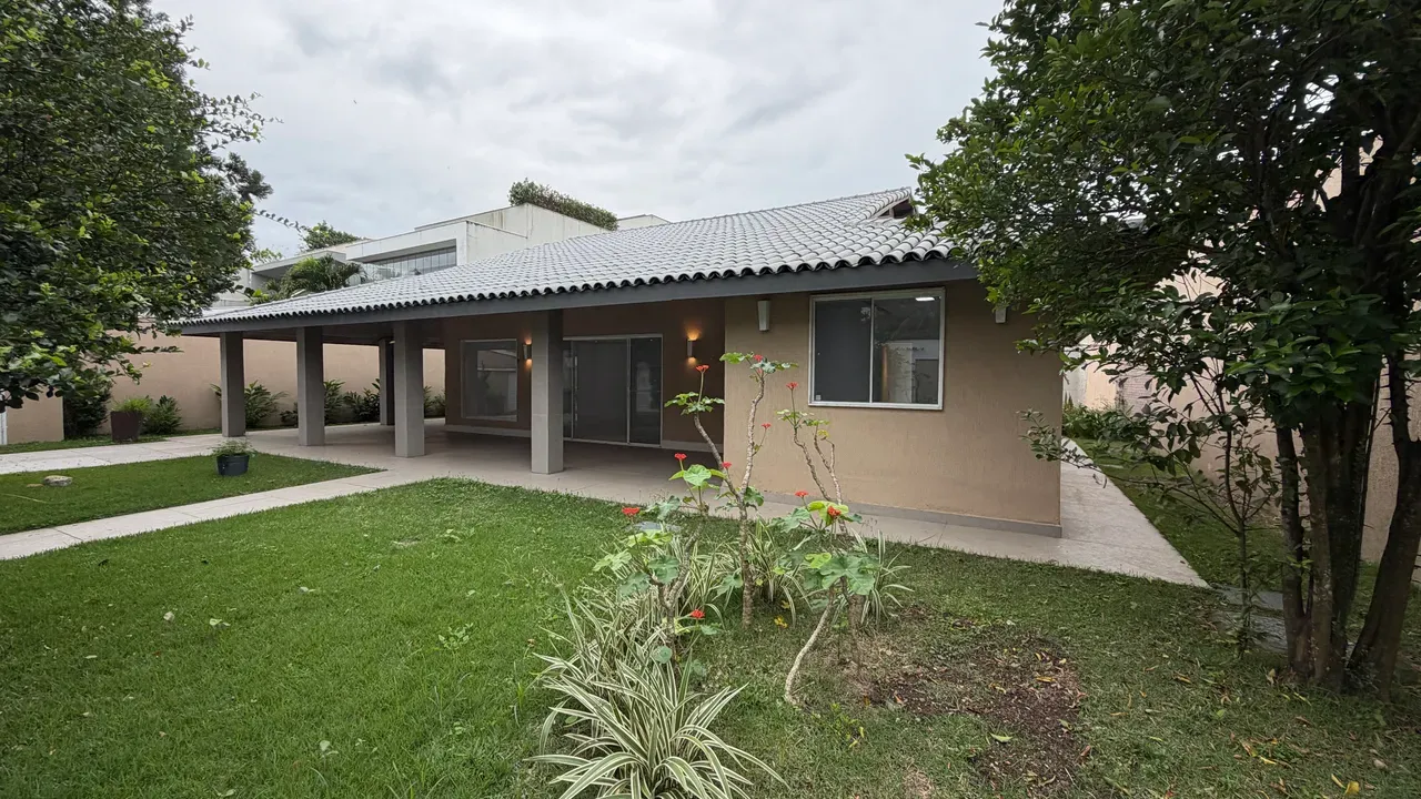 Single-story house with a private garden and 4 bedrooms — photo 22