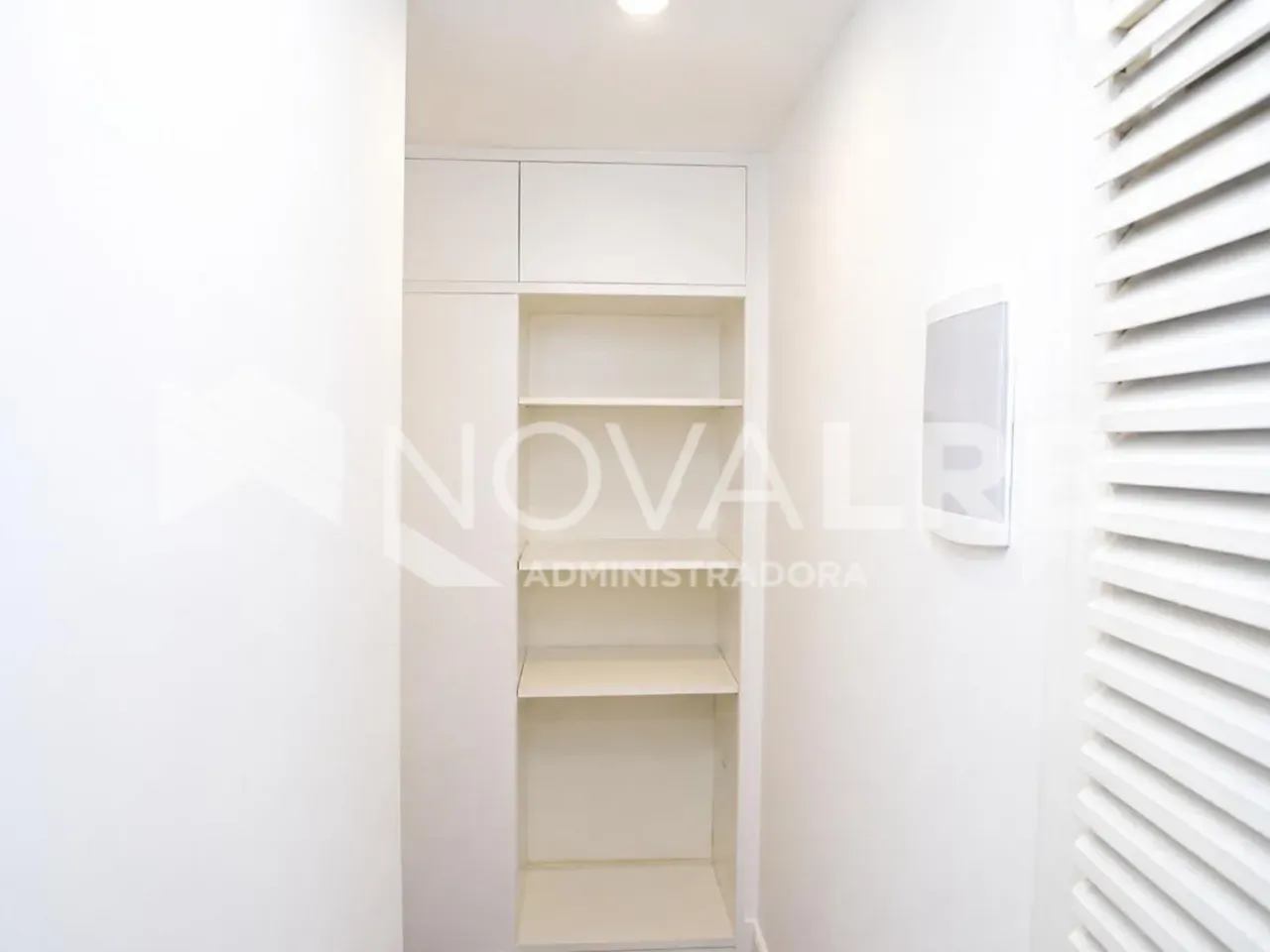 4-bedroom apartment with enclosed glass balcony — photo 38