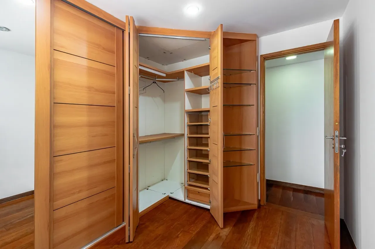 Walk-in closet in a 3-bedroom apartment, 110 m² — photo 11