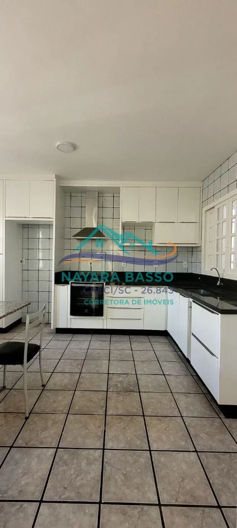4-bedroom house with a connected open-plan kitchen — photo 8
