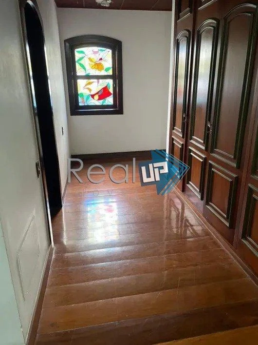 1083 m² house with 5 en-suite bedrooms and 9 parking — photo 13