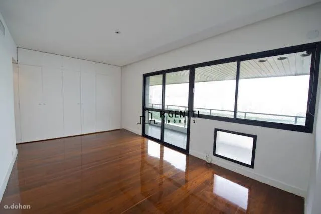 Apartment with 4 bedrooms and a balcony — photo 11