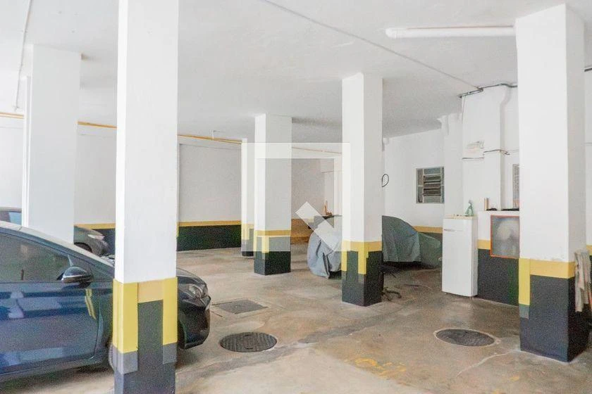 One-bedroom apartment with wood or laminate floors — photo 28