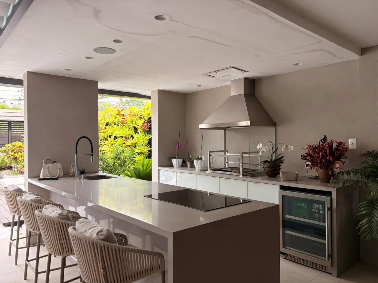 373 m² house with a home office and a grill on the balcony — photo 2