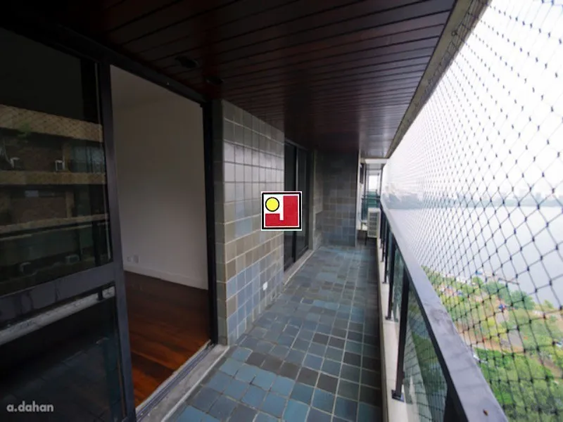 4-bedroom apartment with a glass-enclosed balcony — photo 19