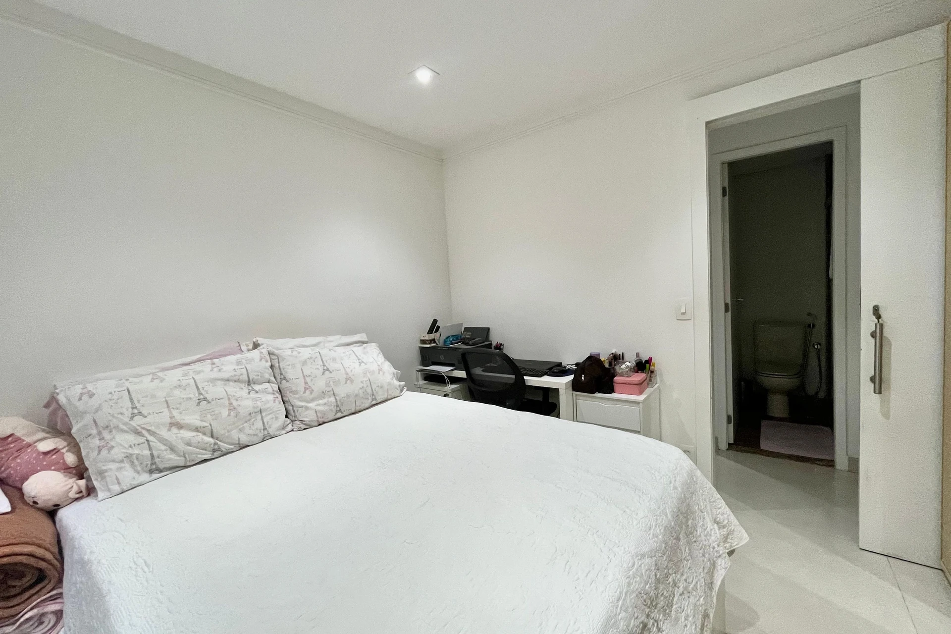 Furnished 1-bedroom apartment with pet-friendly policy — photo 3