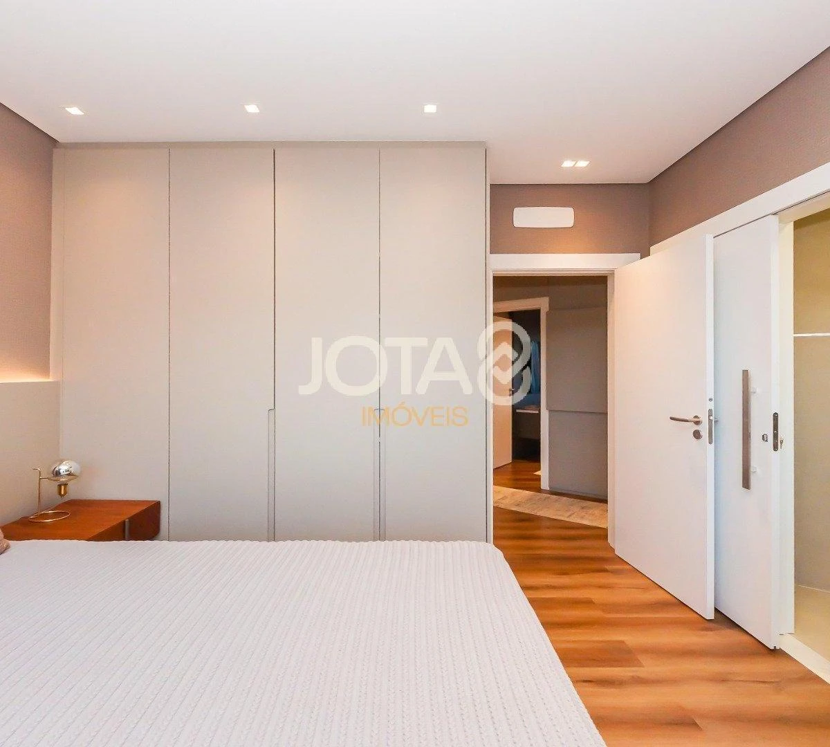 Floor-to-ceiling windows in a 4-bedroom house, 305 m² — photo 3