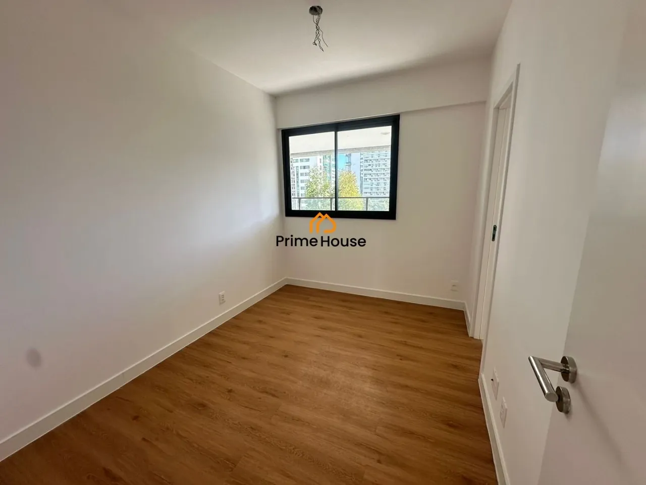 3-bedroom apartment with 3 bathrooms and a balcony — photo 5