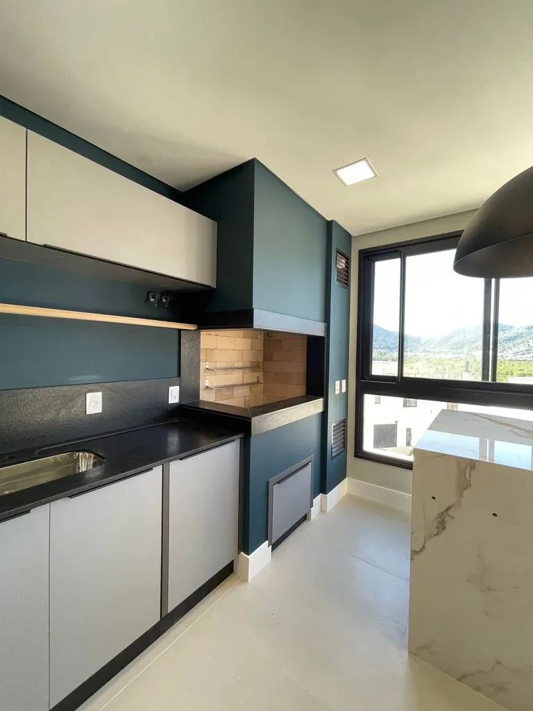 Balcony with a grill in a 3-bedroom apartment, 131 m² — photo 18