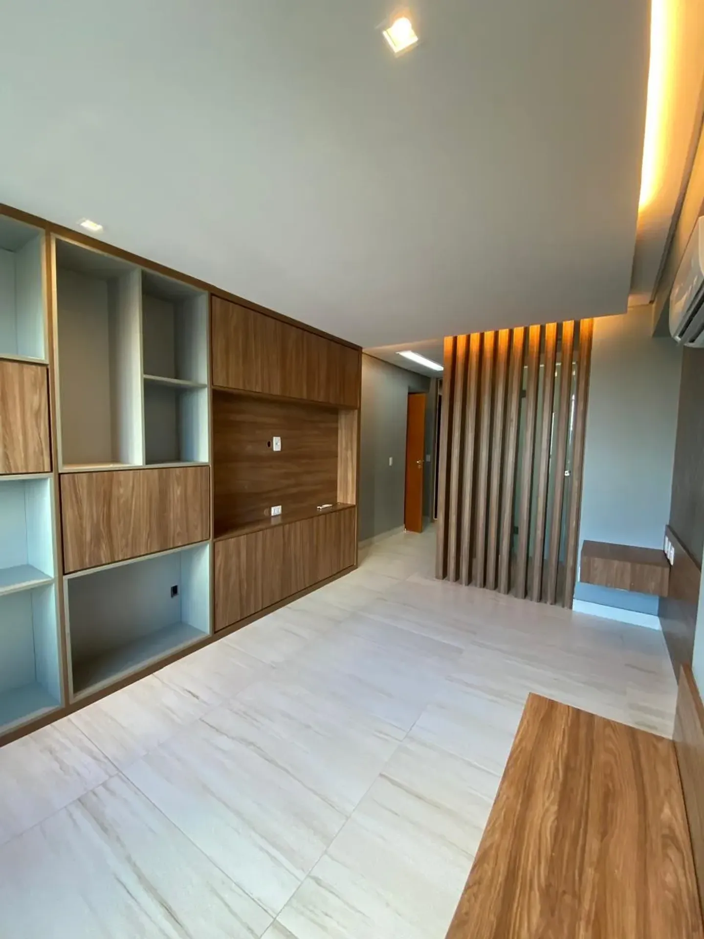 Glass-enclosed balcony in a 3-bedroom apartment, 125 m² — photo 12