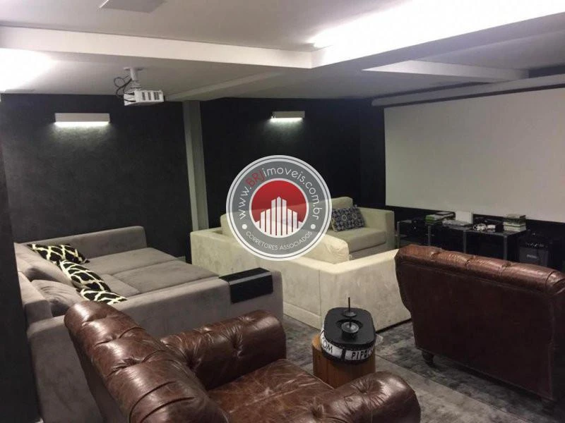 Furnished house, 525 m², with floor-to-ceiling windows