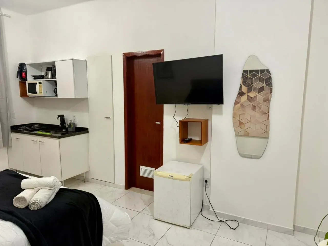 Furnished 1-bedroom apartment with tiled floors — photo 8