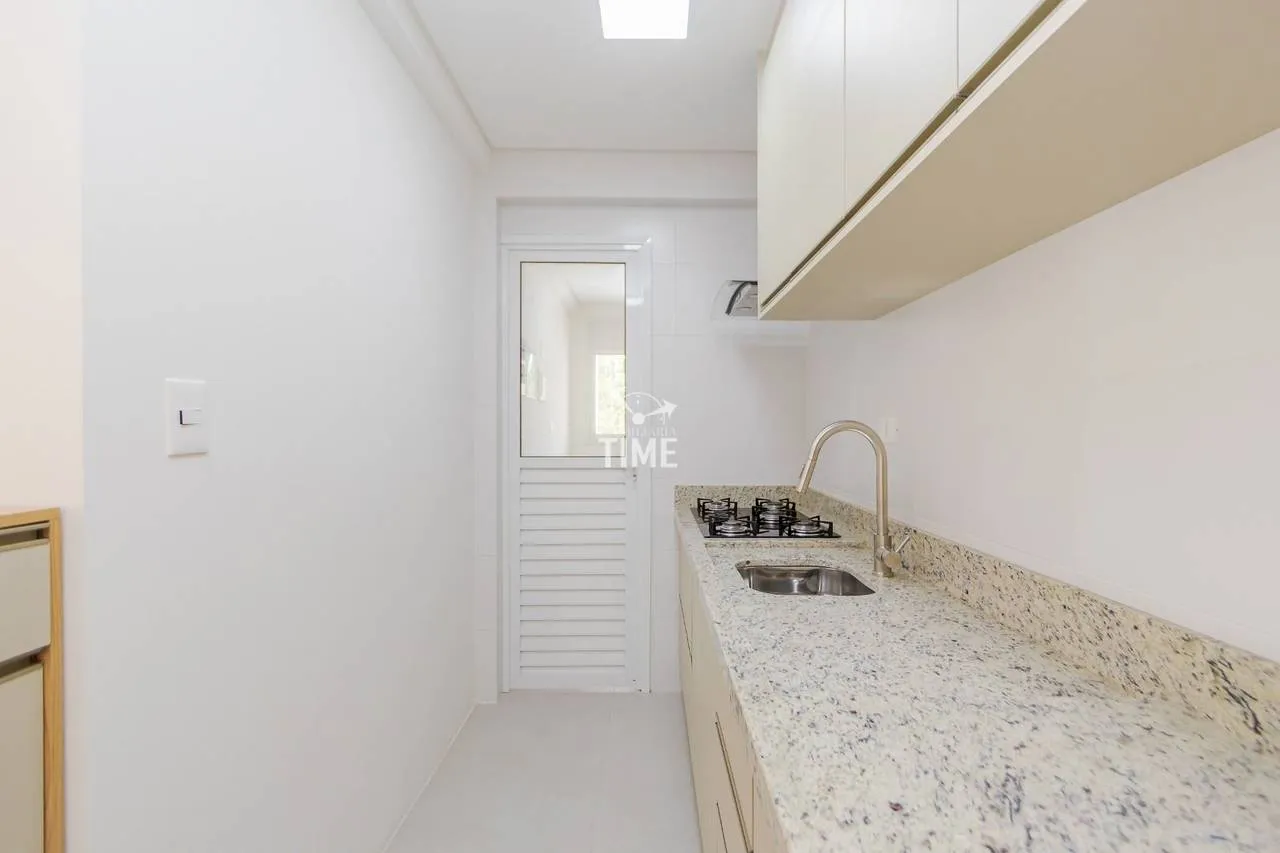 Balcony with a grill in a 3-bedroom apartment, 107 m² — photo 7