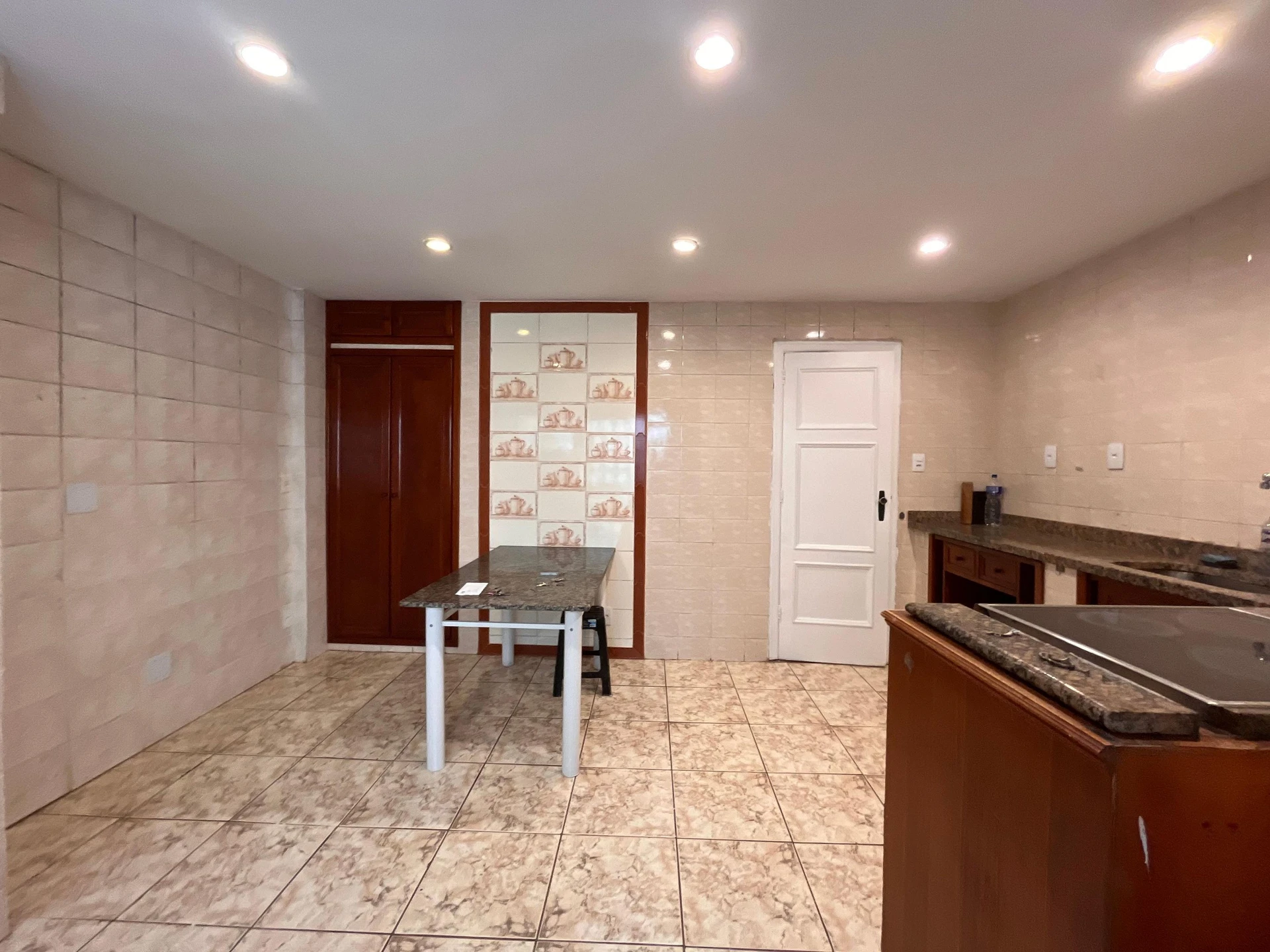 3-bedroom apartment with separate kitchen and electric stove — photo 9