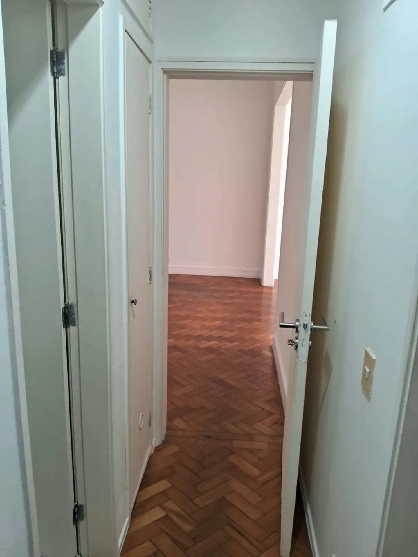 Apartment on the 5th floor with wood or laminate floors — photo 4