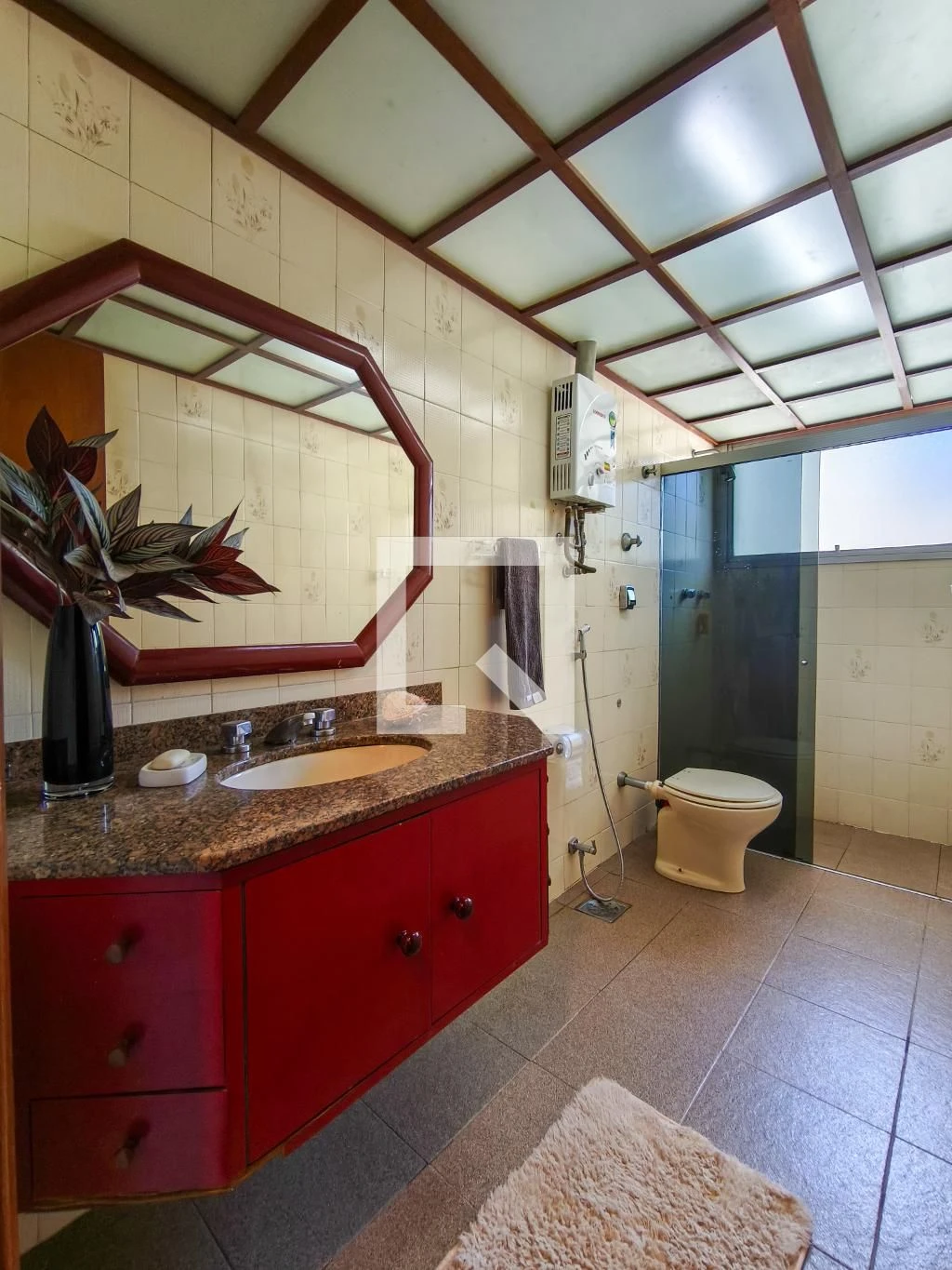 Furnished 4-bedroom apartment with balcony — photo 34