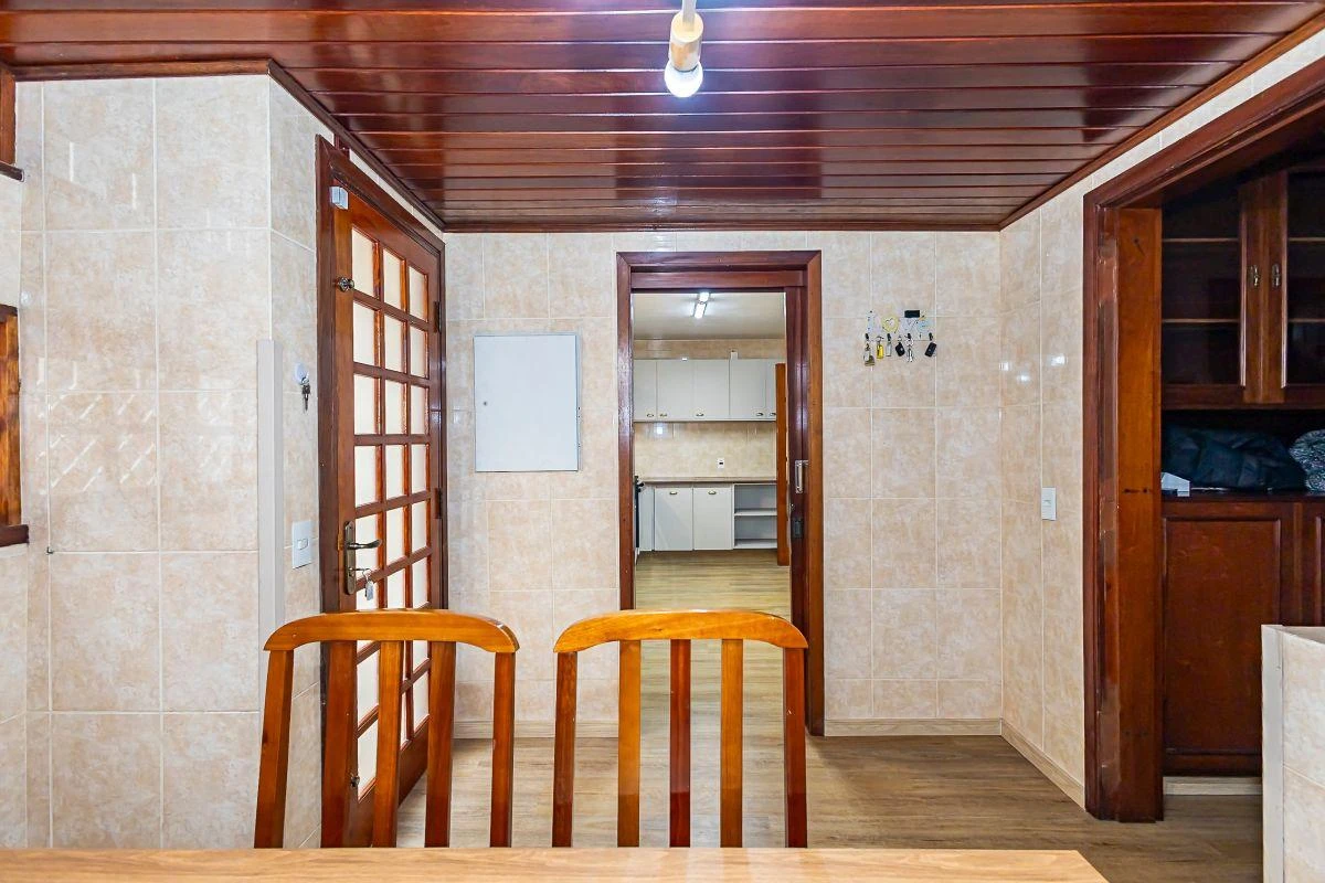 3-bedroom house with a bathtub