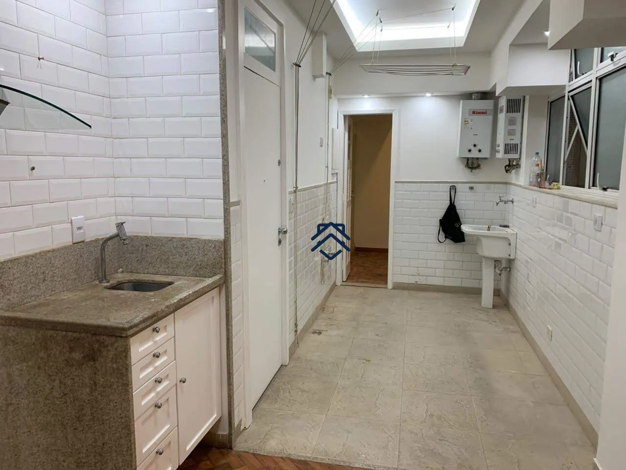 Walk-in closet in a 4-bedroom apartment, 180 m² — photo 13